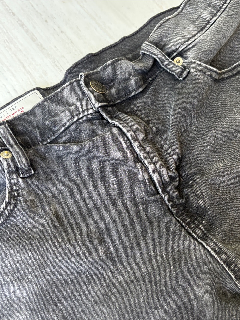 Women’s Black Gap Mid Rise Denim Jean Shorts Size 31 With 5” Inseam Exc Cond - Picture 13 of 17